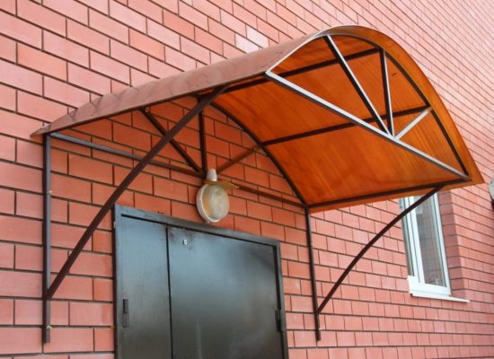 Козырьки из поликарбоната над крыльцом