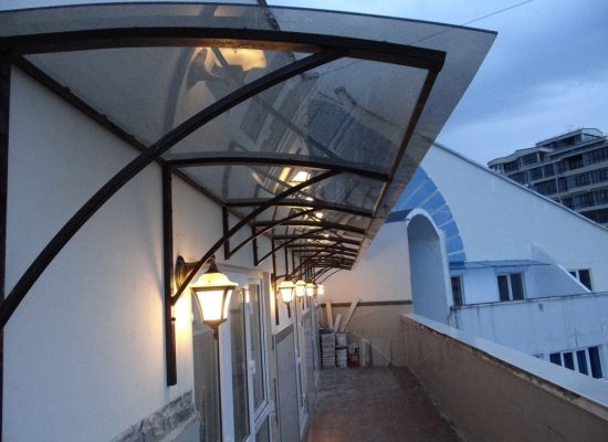 Козырьки из монолитного поликарбоната фото