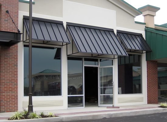 Козырек над окном фото